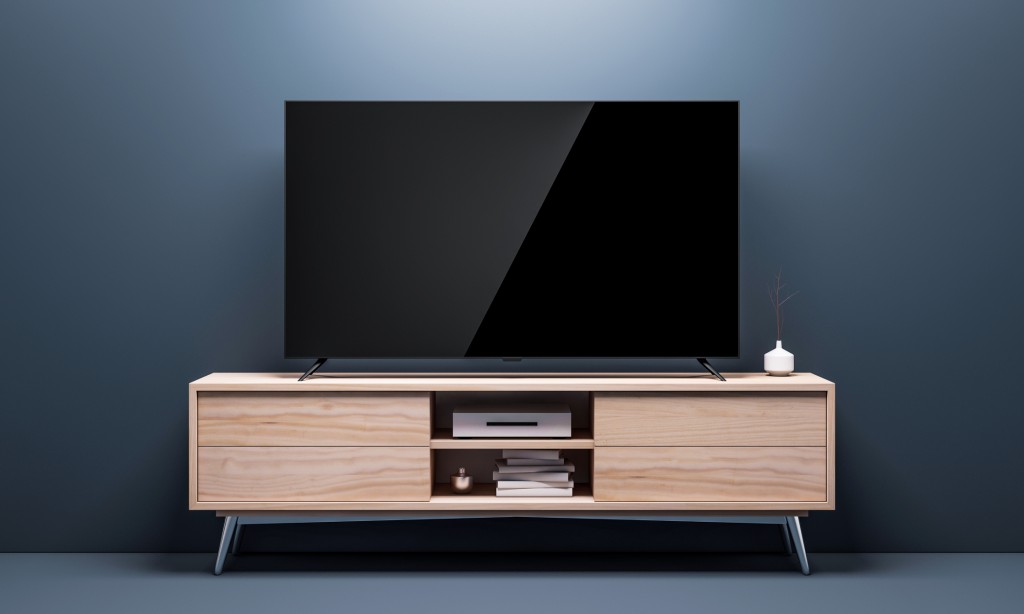 Smart Tv Mockup with black glossy screen on console in living room. 3d rendering